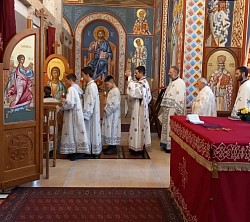 Metropolitan Justin with the clergy at the altar