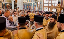 The moment when Metropolitan Justin, together with the priests and this year's hosts of the celebration, turns the celebration cake in the church gate, symbolizing unity and gratitude to God on the feast of the Transfiguration of the Lord