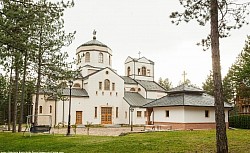 A side perspective of the temple that clearly shows the stepped structure of the roofs and rows of arched windows on the side apses, providing an insight into the complexity of the Rasa style of construction adapted to the mountainous relief of Zlatibor