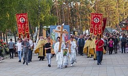 A ceremonial procession with icons and banners led by Bishop Justin along the Zlatibor promenade